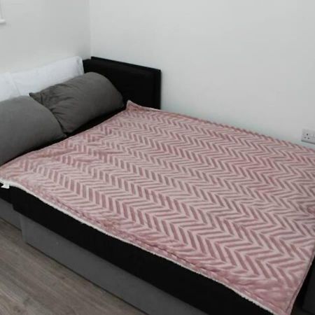Newly Refurbished 3 Bed 2.5 Bath House In Staines Villa Ngoại thất bức ảnh