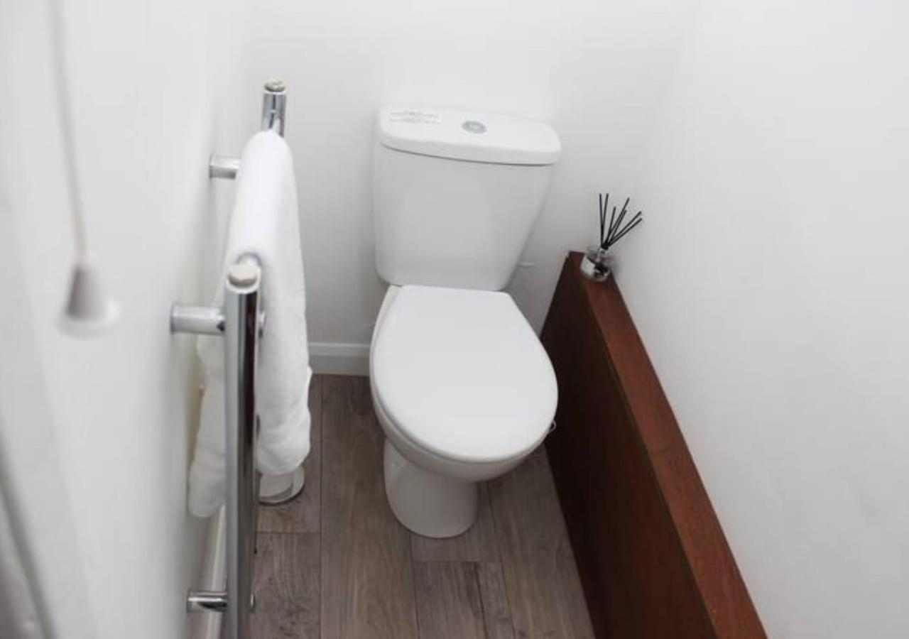 Newly Refurbished 3 Bed 2.5 Bath House In Staines Villa Ngoại thất bức ảnh