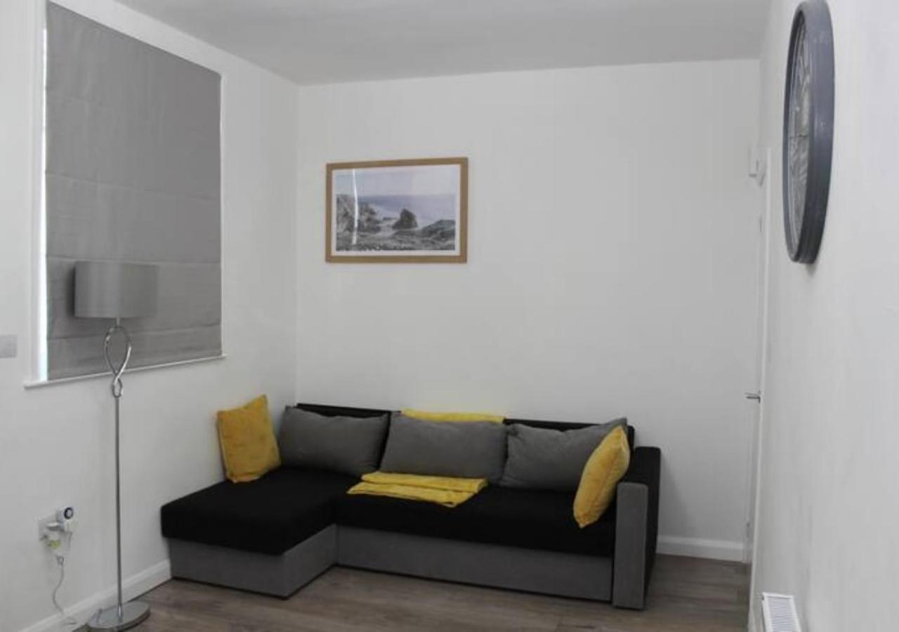 Newly Refurbished 3 Bed 2.5 Bath House In Staines Villa Ngoại thất bức ảnh