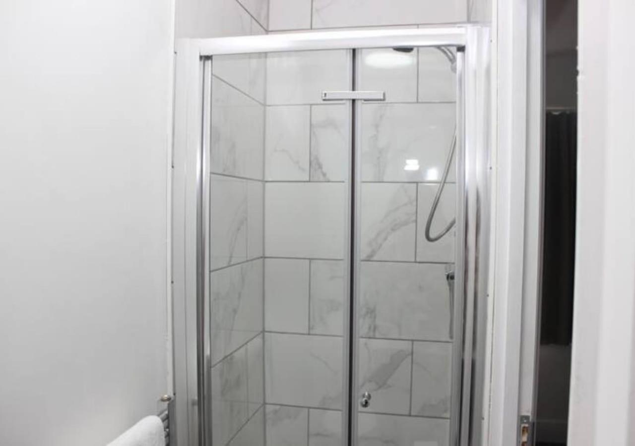 Newly Refurbished 3 Bed 2.5 Bath House In Staines Villa Ngoại thất bức ảnh