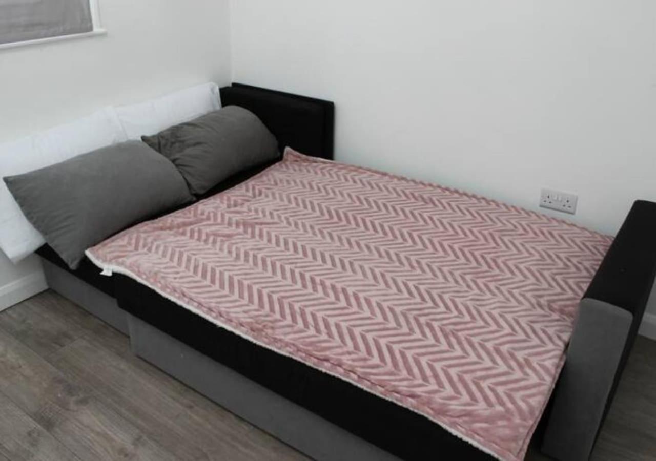 Newly Refurbished 3 Bed 2.5 Bath House In Staines Villa Ngoại thất bức ảnh