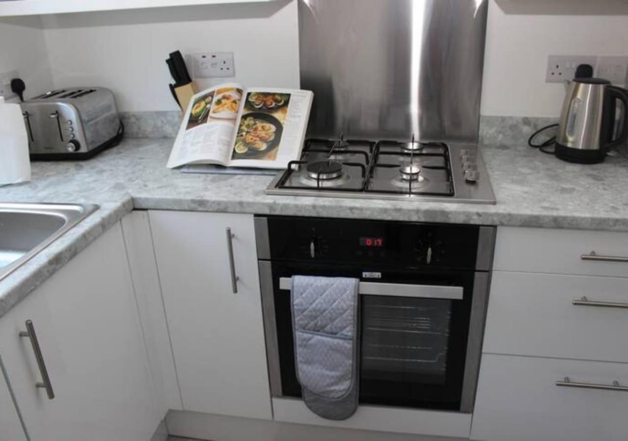 Newly Refurbished 3 Bed 2.5 Bath House In Staines Villa Ngoại thất bức ảnh