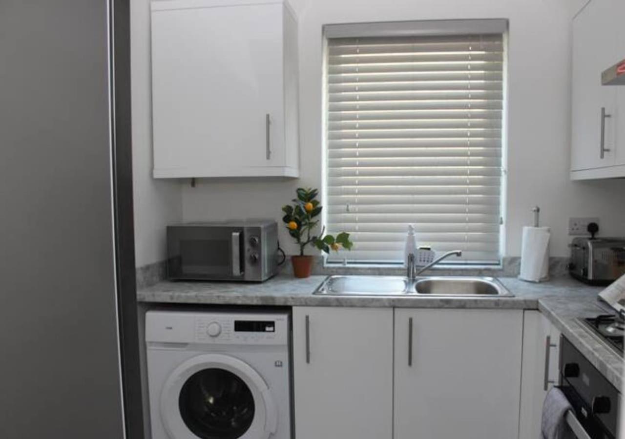 Newly Refurbished 3 Bed 2.5 Bath House In Staines Villa Ngoại thất bức ảnh