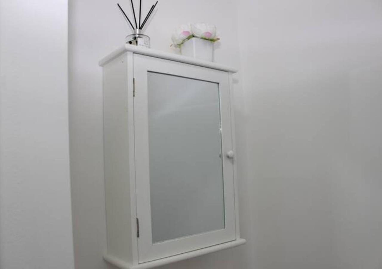 Newly Refurbished 3 Bed 2.5 Bath House In Staines Villa Ngoại thất bức ảnh