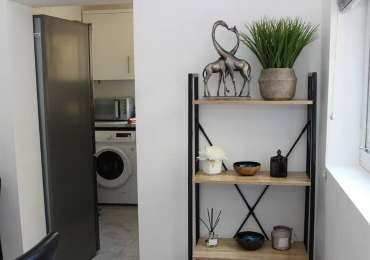 Newly Refurbished 3 Bed 2.5 Bath House In Staines Villa Ngoại thất bức ảnh