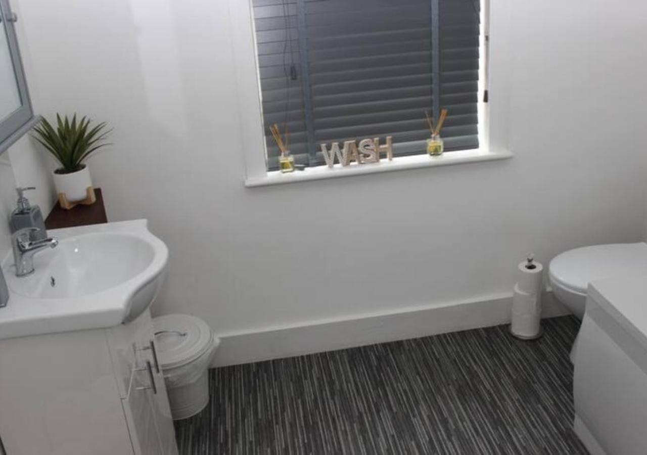 Newly Refurbished 3 Bed 2.5 Bath House In Staines Villa Ngoại thất bức ảnh