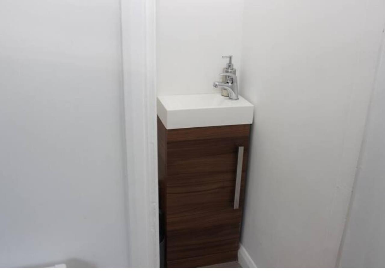 Newly Refurbished 3 Bed 2.5 Bath House In Staines Villa Ngoại thất bức ảnh