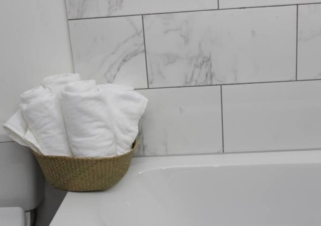 Newly Refurbished 3 Bed 2.5 Bath House In Staines Villa Ngoại thất bức ảnh