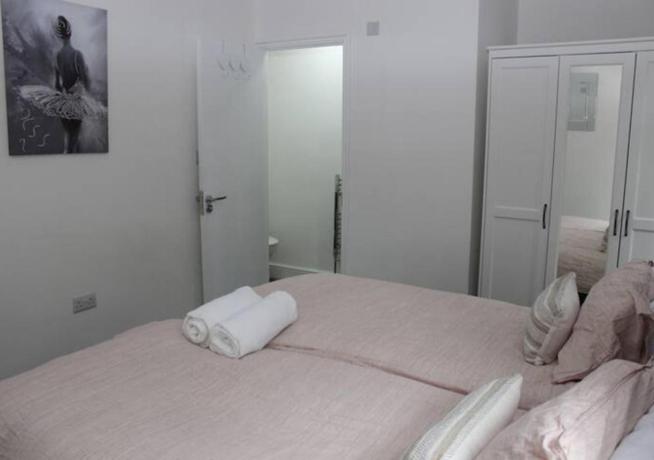 Newly Refurbished 3 Bed 2.5 Bath House In Staines Villa Ngoại thất bức ảnh